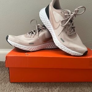Nike Women’s Revolution 5